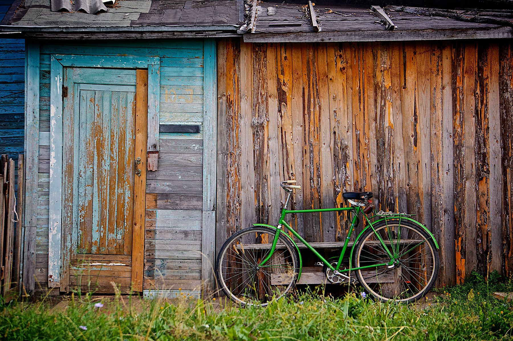 wood-village-house-grass